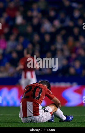 VALENCIA, Spanien - 03 Dezember: aritz Aduriz Zubeldia von Athletic Club de Bilbao setzt sich auf die Tonhöhe während des La Liga Match zwischen Levante UD und Athletic Bilbao im Ciutat de Valencia am 3. Dezember 2018 in Valencia, Spanien. (Foto von David Aliaga/MB Medien) Stockfoto