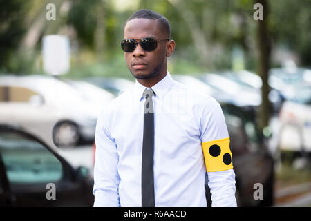 Blinden tragen gelbe Arm Band und Sonnenbrille Stockfoto