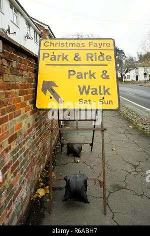 Eine temporäre gelbes Schild für das Parken während der Bury St Edmunds christmas Fayre 2018 Stockfoto