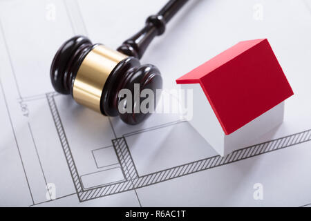 Haus Modell und Hammer auf Blueprint Stockfoto