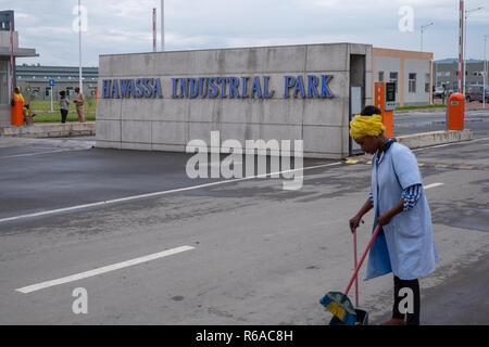 15. November 2018: Arbeitnehmer reinigen Sie die Straße vor dem Eingang des Hawassa Industrial Park, einer der wichtigsten Investitionen Äthiopien Zonen, ist tr Stockfoto