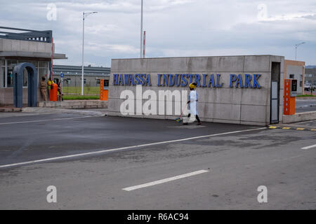 15. November 2018: Arbeitnehmer reinigen Sie die Straße vor dem Eingang des Hawassa Industrial Park, einer der wichtigsten Investitionen Äthiopien Zonen, ist tr Stockfoto