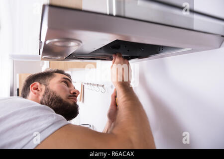 Elektriker Instandsetzung Abzugshaube Filter Stockfoto