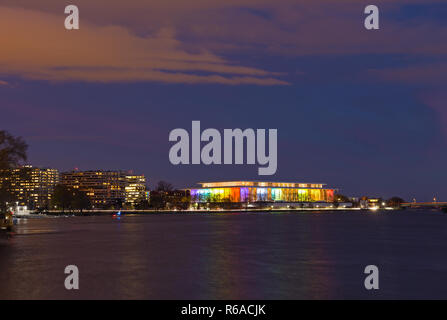 WASHINGTON DC, USA - Dezember 3, 2018: Georgetown Waterfront und leuchtete in Regenbogenfarben die John F. Kennedy Center für darstellende Künste in der Nacht Stockfoto