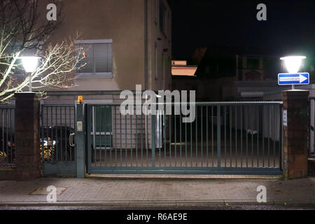 Beleuchtete Gate Eingang bei Nacht Stockfoto