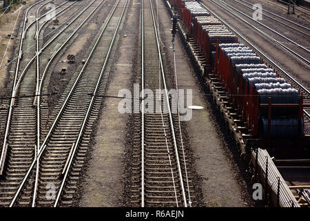 Eisenbahnnetz mit Güterzug Stockfoto