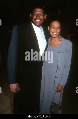 BEVERLY HILLS, Ca - 22. März: Schauspieler Forest Whitaker und Frau Keisha Nash Whitaker der 45. jährlichen Writers Guild of America Awards am 22. März 1993 teilnehmen im Beverly Hilton Hotel in Beverly Hills, Kalifornien. Foto von Barry King/Alamy Stock Foto Stockfoto