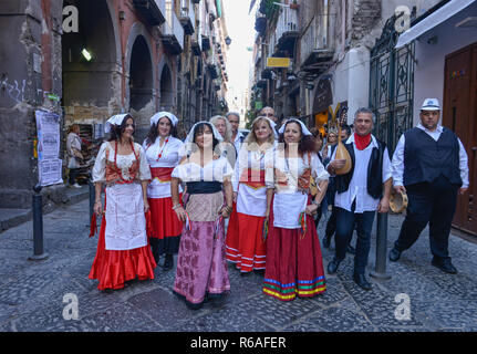 Tracht, Musik, Via dei Tribunali, Neapel, Italien, Trachtenumzug, Musikgruppe, Neapel, Italien Stockfoto