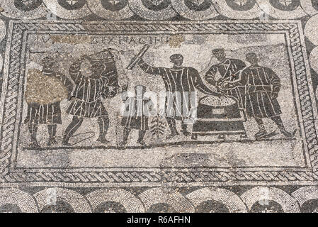 Rom. Italien. Ostia Antica. Aula dei Mensores (die Halle der Korn Messer), Mosaik Pflastersteine, Korn Messer (mensores frumentarii) bei der Arbeit Stockfoto