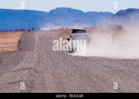 Auto auf einer Schotterpiste in Namibia Stockfoto