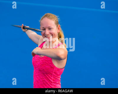 Junge Frau Speer werfen in der Athletik Stockfoto