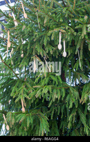 Ungewöhnliche Christbaumschmuck von hängenden hölzernen Messer, Gabeln und Löffel auf Weihnachtsbaum in Bournemouth, Dorset UK-Holz- Gabel, Messer, Löffel Stockfoto