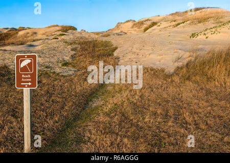 Strand Weg und Zeichen: ein Park Zeichen leitet den Wanderer über den Sand Dünen am Cape Hatteras National Seashore. Stockfoto