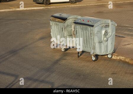 Müllcontainer in einem städtischen Gebiet Stockfoto