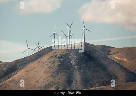 Wind tubines auf einem Hügel Stockfoto