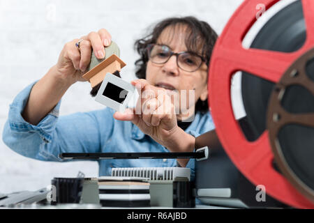 Frau Techniker Reinigung ein Vintage schieben Stockfoto