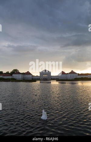 Dramatische Szenerie der post Sturm Sonnenuntergang von Schloss Nymphenburg in München Deutschland. Stockfoto