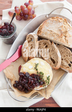 Baked Brie und Preiselbeeren Stockfoto