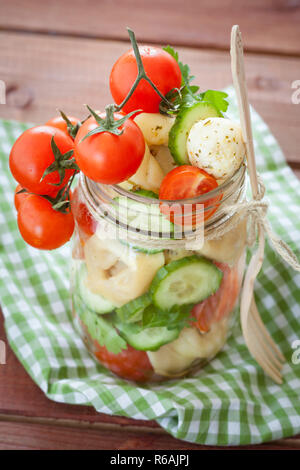 Nudelsalat mit Tortellini Stockfoto