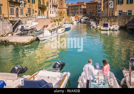 LIVORNO - ITALIEN - Gebäude, Kanäle und Boote im Viertel Klein-Venedig von Livorno, Toskana, Italien. Die Venedig Quartal ist das charmanteste. Stockfoto