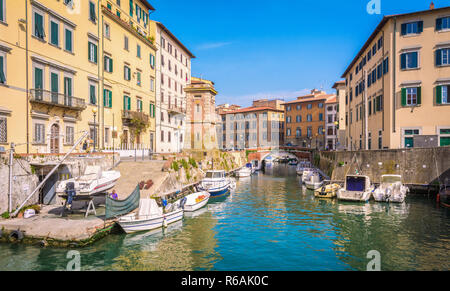 LIVORNO - ITALIEN - Gebäude, Kanäle und Boote im Viertel Klein-Venedig von Livorno, Toskana, Italien. Die Venedig Quartal ist das charmanteste. Stockfoto