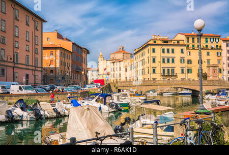 LIVORNO - ITALIEN - Gebäude, Kanäle und Boote im Viertel Klein-Venedig von Livorno, Toskana, Italien. Die Venedig Quartal ist das charmanteste. Stockfoto