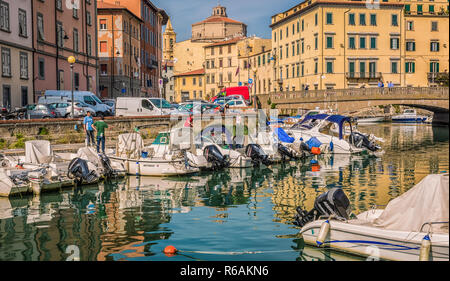 LIVORNO - ITALIEN - Gebäude, Kanäle und Boote im Viertel Klein-Venedig von Livorno, Toskana, Italien. Die Venedig Quartal ist das charmanteste. Stockfoto