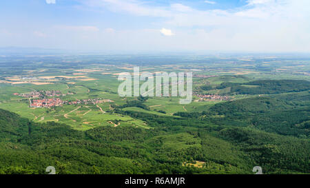 Oben Blick auf Dörfer im Elsass von Vogesen Stockfoto