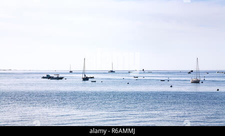 Boote in Englischer Kanal in der Nähe von Saint-Guirec Strand Stockfoto