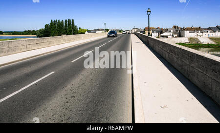 Auto Verkehr auf der Brücke über die Loire in Amboise Stockfoto