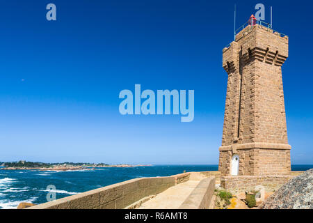 Gebäude der bedeuten Ruz Leuchtturm in Ploumanach site Stockfoto