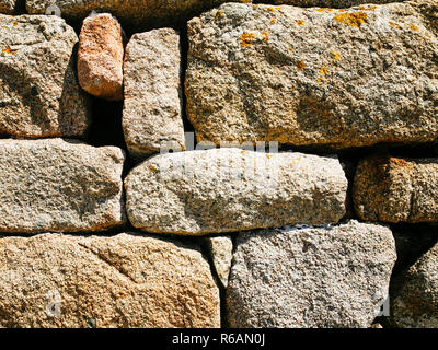 Steinmauer von rosa Granitfelsen in Bréhat Stockfoto