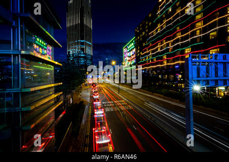 Tsim Sha Tsui, Hong Kong - 30. November 2018: Hong Kong Business District in der Nacht mit Licht, Anschluss Stockfoto