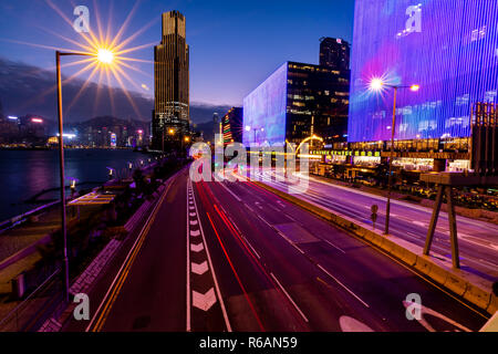 Tsim Sha Tsui, Hong Kong - 30. November 2018: Hong Kong Business District in der Nacht mit Licht, Anschluss Stockfoto