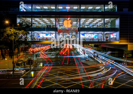 Central, Hong Kong - 30. November 2018: Red Logo von Apple Store der IFC Mall von Hong Kong bei Nacht Stockfoto