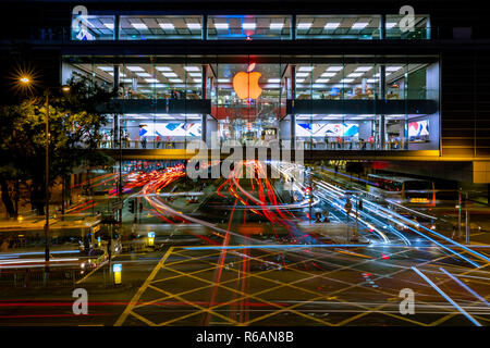Central, Hong Kong - 30. November 2018: Red Logo von Apple Store der IFC Mall von Hong Kong bei Nacht Stockfoto