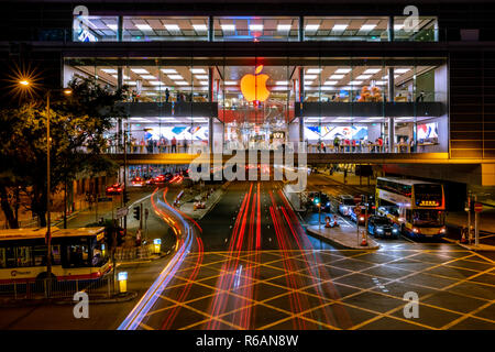Central, Hong Kong - 30. November 2018: Red Logo von Apple Store der IFC Mall von Hong Kong bei Nacht Stockfoto