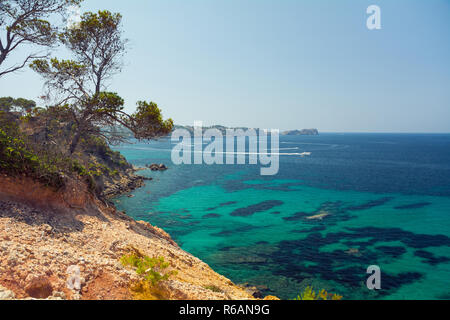 Santa Ponsa, Mallorca, Spanien - 24. Juli 2013: Blick auf die Straßen Ferienort Santa Ponsa im Sommer Stockfoto