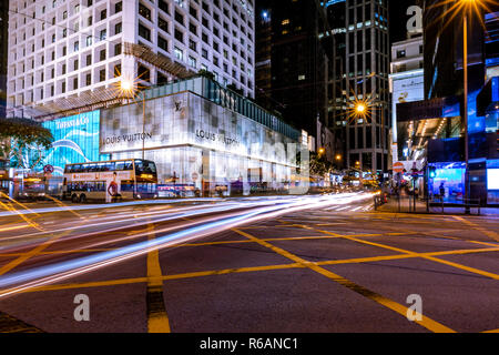 Central, Hong Kong - 30. November 2018: Hong Kong Central Business District in der Nacht mit Licht, Anschluss Stockfoto