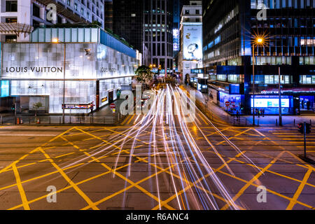 Central, Hong Kong - 30. November 2018: Hong Kong Central Business District in der Nacht mit Licht, Anschluss Stockfoto