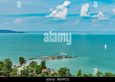 Blick von Tihany über den Plattensee und zum Hafen, Tihany, Veszprem County, West Transdanubien, Ungarn, Europa Stockfoto