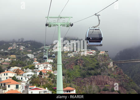 Seilbahn zum Monte auf Madeira an einem nebligen Tag Stockfoto