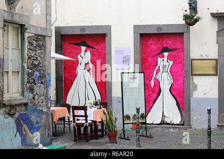 Kunst der offenen Türen im Santa Maria Strasse in der Altstadt von Funchal, Madeira Stockfoto