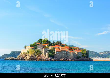 Insel Sveti Stefan in Budva, Montenegro in einem wunderschönen Sommertag. Reiseziel Stockfoto