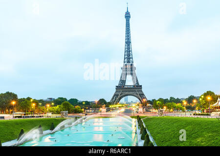 Paris Eiffelturm bei Sonnenaufgang von Jardins du Trocadero in Paris, Frankreich, Europa Stockfoto