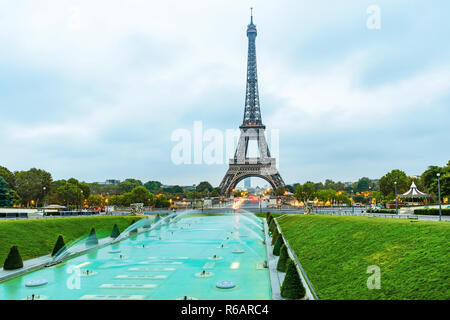 Eiffelturm bei Sonnenaufgang von Jardins du Trocadero in Paris, Frankreich, Europa Stockfoto