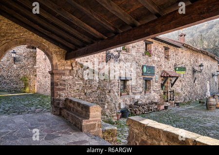 Pfarrkirche Santa María des siebzehnten Jahrhunderts, typisch barocke Berg Stil, in Barcena Mayor, Kantabrien, Spanien, Stockfoto