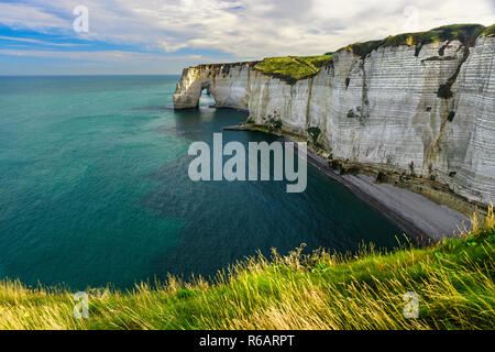 Schöne Landschaft mit Blick auf die Klippen von Etretat Aval und schönen berühmten Küstenlinie, Normandie, Frankreich, Europa im sonnigen Tag Stockfoto