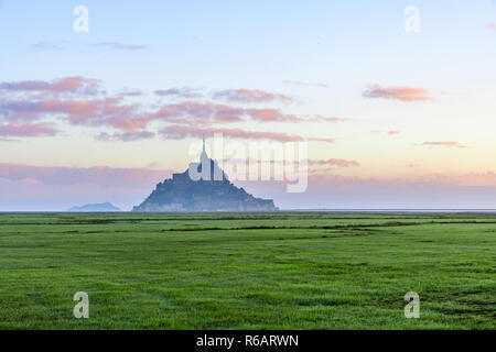 Schöne Aussicht von berühmten Le Mont Saint Michel Abtei auf der Insel, Normandie, Nordfrankreich, Europa bei Sonnenaufgang Stockfoto