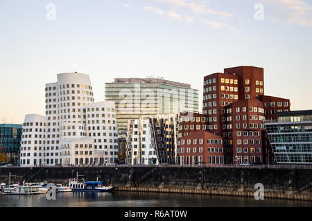 Blick in Neue Zollhof im Medienhafen vom Architekt O. Gehry, Düsseldorf 2015. Der Neue Zollhof im Medienhafen von Architekt O. Gehry, Düsseldorf 2015. Stockfoto